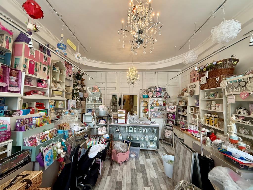 Lot: 72 - MIXED USE INVESTMENT - VACANT SHOP, FIVE FLATS, FIVE PARKING SPACES AND SEVEN STORES - Vacant town centre shop